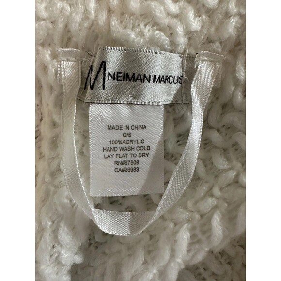 Neiman Marcus Women's White Ivory Chunky Knit Claw Button Front Fringe Poncho OS - Picture 8 of 8